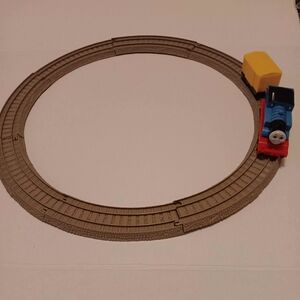 2006 Thomas Trackmaster Toy Battery Operated Engine With Full Circle Track